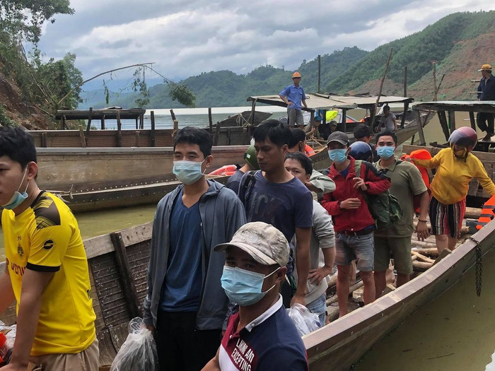 Các công nhân được đưa trở về.  Ảnh: Người đưa tin