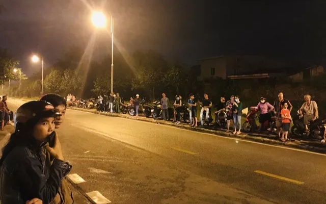 Người dân Huế xếp hàng dài để đợi từng chiếc xe cứu thương chở 13 cán bộ, chiến sĩ ở Rào Trăng 3 trở về Ảnh 2