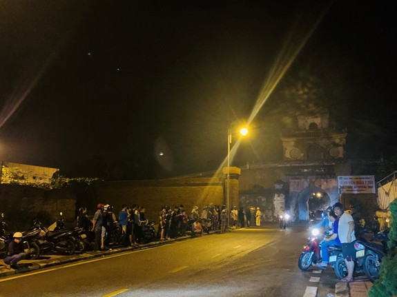 Người dân đứng đợi từng chiếc xe cứu thương đưa cán bộ, chiến sĩ đã hy sinh trở về. Ảnh: QĐND