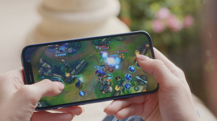 &nbsp;Apple đã mời Riot Games, nhà phát triển tựa game Liên Minh Huyền Thoại (LoL) để phô diễn về sức mạnh của con chip iPhone 12. (Ảnh: Apple)