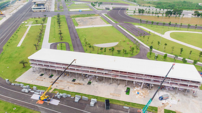 Khán đài được tháo dỡ