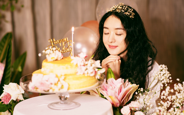 Triệu Lệ Dĩnh như một nàng công chúa nhỏ, rạng ngời đón sinh nhật tuổi 33 Ảnh 2