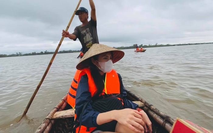 Thủy Tiên kể lại lại sự cố suýt lật thuyền trên đường, thông báo kêu gọi 30 tỷ cứu trợ Ảnh 2