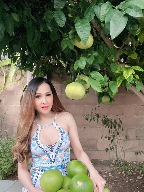 Không biết làm vườn nhưng Minh Thư rất yêu thích cây cối, mỹ nhân thường nhìn cách mẹ mẹ cô chăm bón để học hỏi.