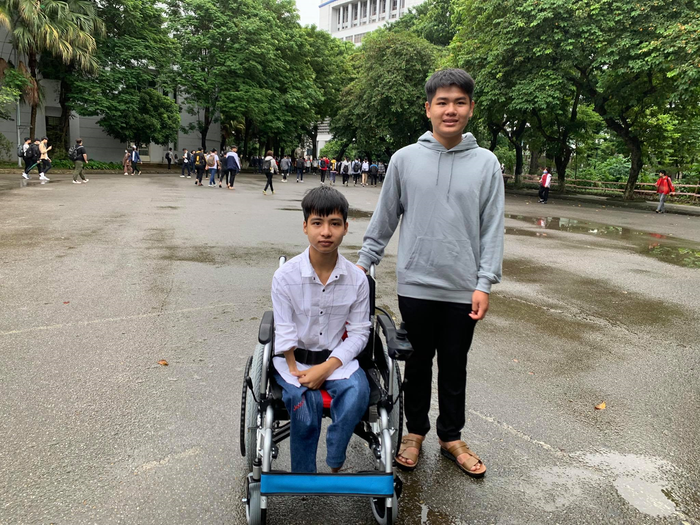 Đôi bạn khiến nhiều người ngưỡng mộ không chỉ bởi tình bạn đẹp mà còn về thành tích học tập cực xuất sắc. Ảnh: VTC News