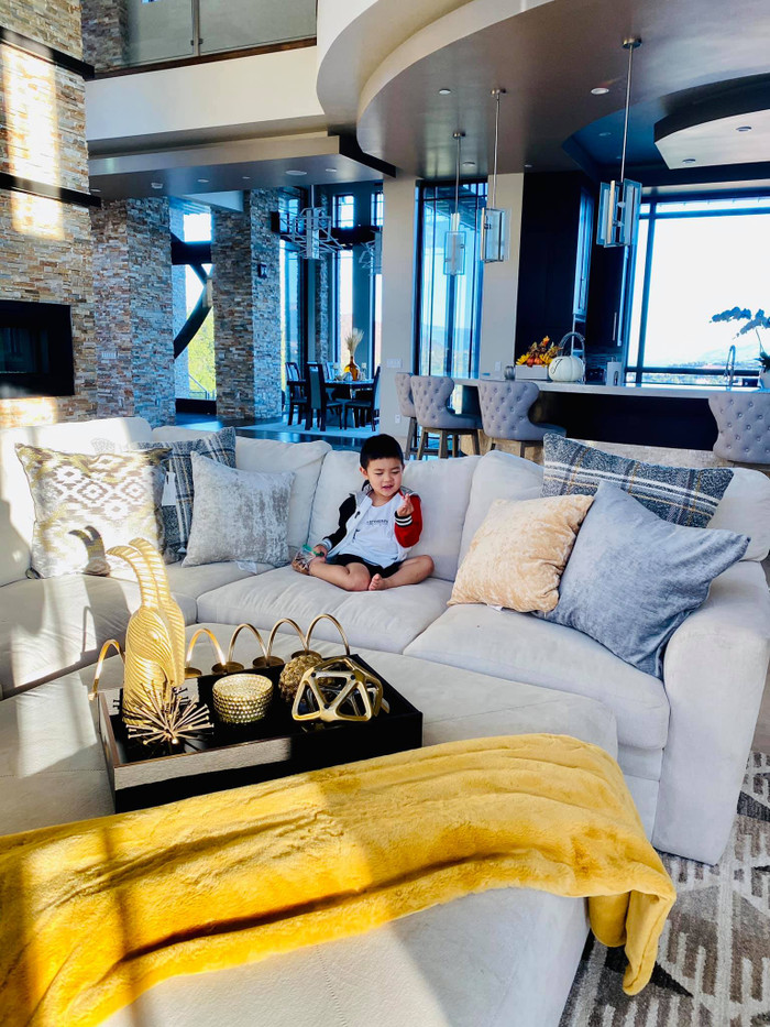 Đây có lẽ là một góc nhỏ trong phòng khách với nội thất được trang hoàng vô cùng sang trọng theo phong cách châu Âu