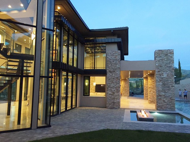 Khu vực sân và bể bơi của biệt thự được thiết kế cầu kỳ