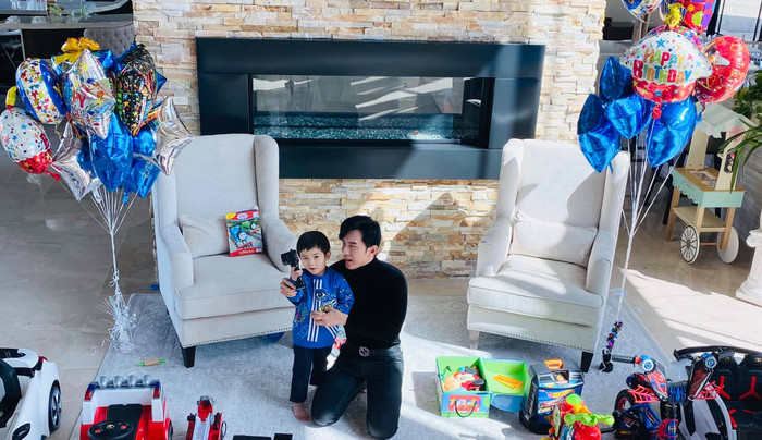 Vì kinh tế dư dả nên Thủy Tiên và Đan Trường luôn dành cho con trai Thiên Từ của mình một cuộc sống xa hoa, đầy đủ từ khi cậu bé mới chào đời