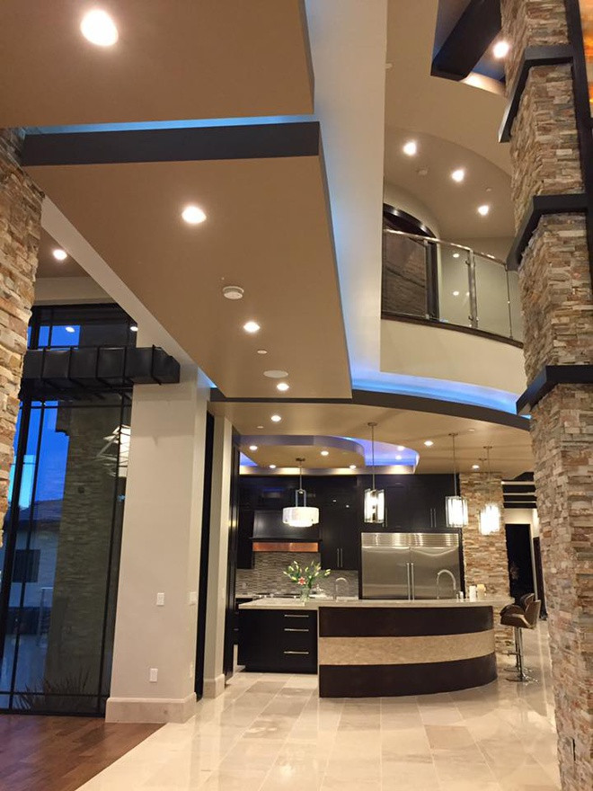 Phòng bếp được thiết kế hiện đại và trang trí khá bắt mắt. Được biết mọi vật dụng trong ngôi nhà đều được hai vợ chồng Đan Trường chọn lựa cẩn thận