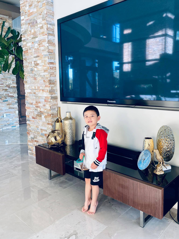 Bà xã của Đan Trường chia sẻ ảnh con trai đứng nhón chân chụp hình siêu đáng yêu