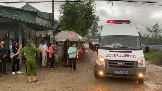 Người thân của một chiến sĩ nức nở khóc, chạy theo xe cứu thương gửi gắm một nén nhang từ biệt người đã khuất. Ảnh: Hà Nam