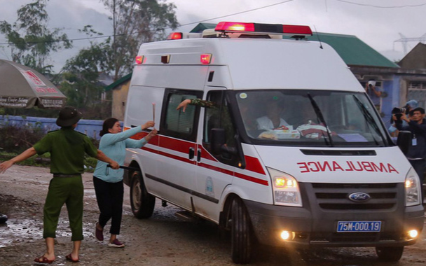 Nghẹn lòng hình ảnh người thân chạy theo xe cứu thương, gửi vội nén nhang đến cán bộ chiến sĩ đã hy sinh tại Tiểu khu 67 Ảnh 2