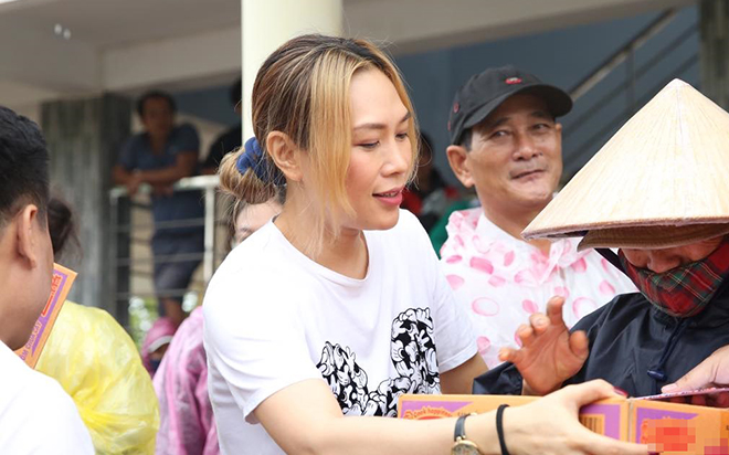 Mỹ Tâm trực tiếp cứu trợ tại vùng lũ Quảng Nam: Trời vẫn mưa to, cầu mong mọi việc được thuận lợi Ảnh 2