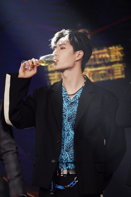 Hành trình trưởng thành của Vương Nhất Bác: Thức uống là minh chứng của thời gian Ảnh 12