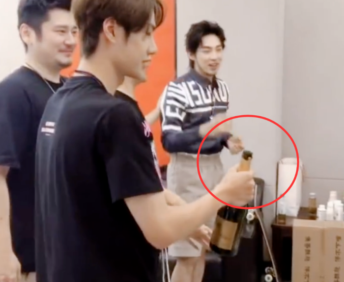 Hành trình trưởng thành của Vương Nhất Bác: Thức uống là minh chứng của thời gian Ảnh 19