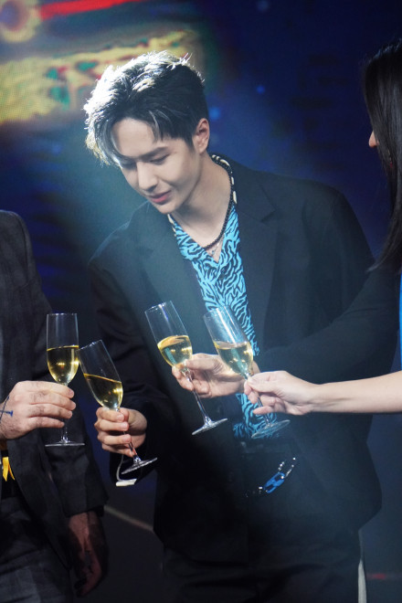 Hành trình trưởng thành của Vương Nhất Bác: Thức uống là minh chứng của thời gian Ảnh 8