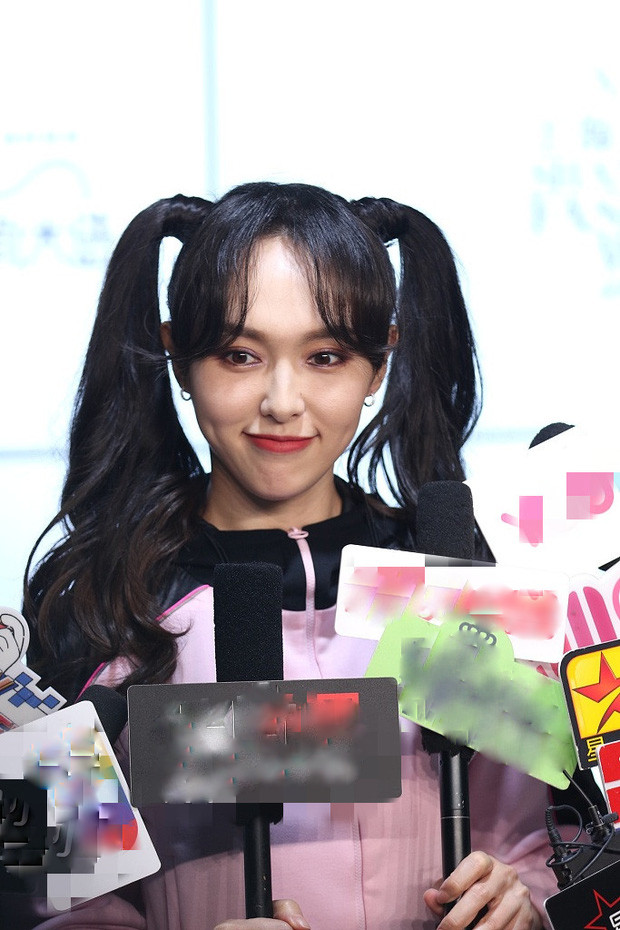 Cận cảnh nhan sắc thật của Đường Yên tại sự kiện, có thể thấy nữ diễn viên lộ nhiều nếp nhăn trên gương mặt