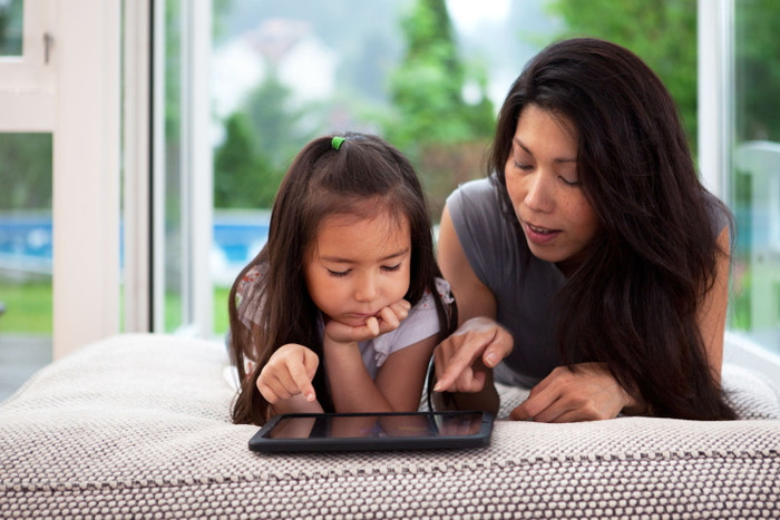 Các bậc phụ huynh, gia đình hãy luôn theo sát việc sử dụng YouTube, smartphone của con em mình. (Ảnh: Digital Trends)