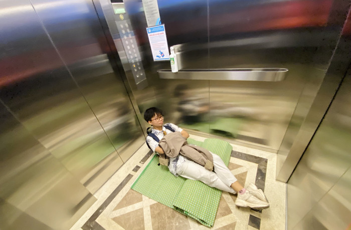 Trải chiếu tận hưởng sự thinh lặng trong thang máy