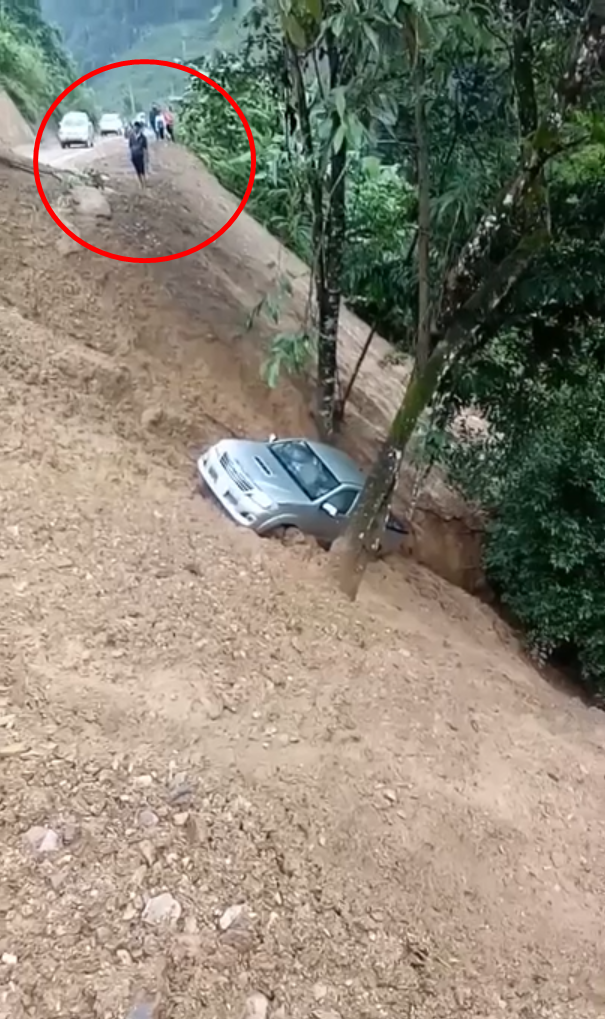 Một số người lại gần khu vực sạt lở đất&nbsp;