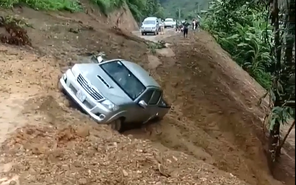 Clip: Sạt lở đất ở Sơn La làm trôi xe bán tải, vài người vẫn liều lĩnh lại gần quay clip Ảnh 2