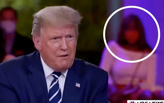 Người phụ nữ bí ẩn với biểu cảm gây 'sốt' phía sau Tổng thống Trump Ảnh 2