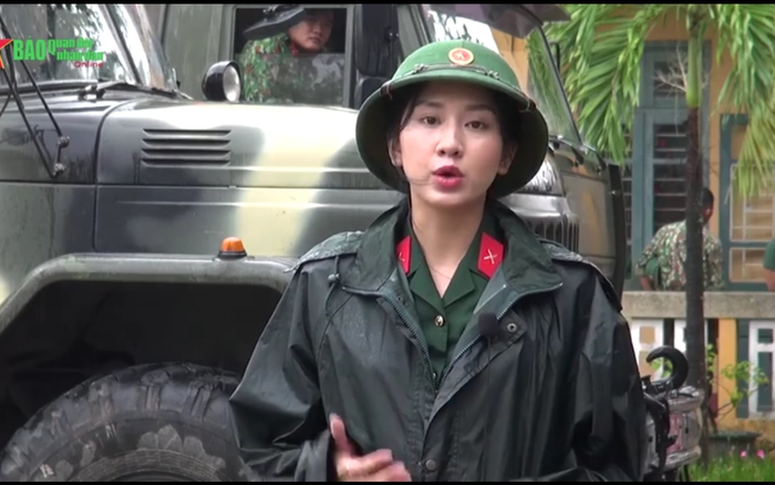 Tác nghiệp vùng lũ miền Trung, nữ phóng viên 'lọt mắt xanh' dân mạng bởi nhan sắc xinh đẹp cuốn hút Ảnh 2