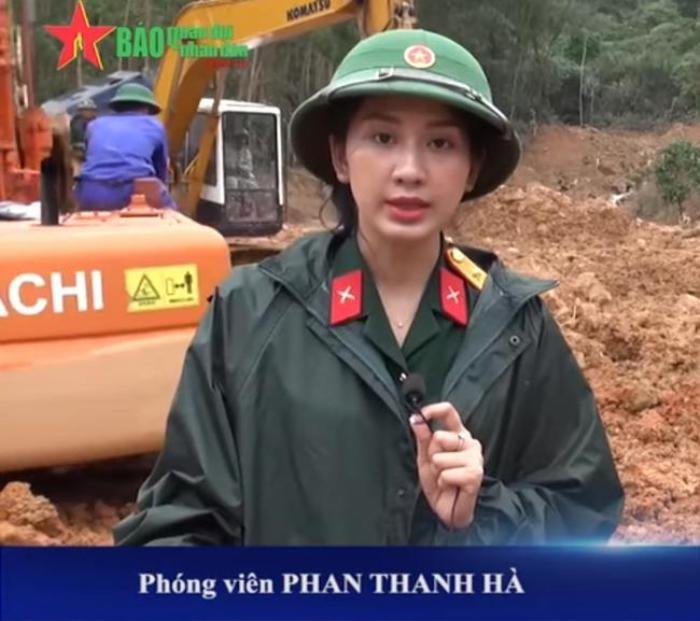 Tác nghiệp vùng lũ miền Trung, nữ phóng viên 'lọt mắt xanh' dân mạng bởi nhan sắc xinh đẹp cuốn hút Ảnh 1