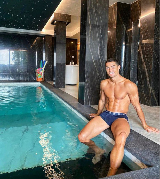 Ronaldo khoe body cực phẩm.