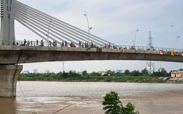 Thiếu nữ 16 tuổi ở Thái Bình trèo qua lan can cầu rồi gieo mình xuống sông mất tích Ảnh 2