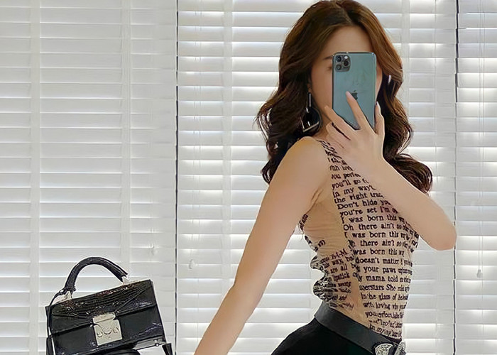 Ngọc Trinh cùng iPhone 11 Pro Max sang chảnh của Apple. (Ảnh: Ngọc Trinh)