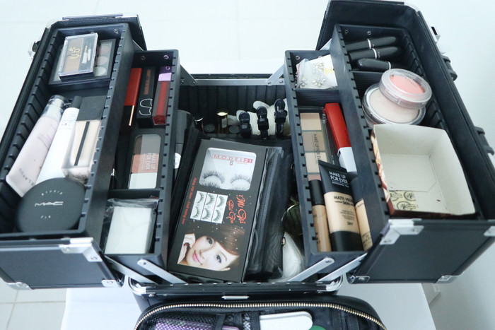 Bộ đồ nghề chị luôn mang bên mình.