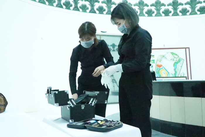 Trước đó chị đeo găng tay, chuẩn bị để trang điểm.