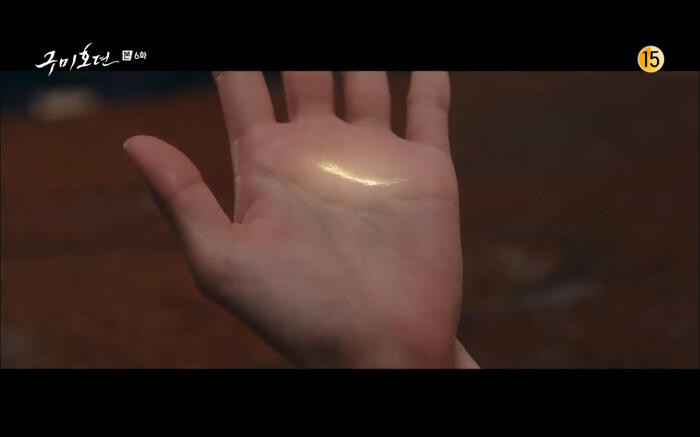 Những phân cảnh ấn tượng nhất tập 6 'Bạn trai tôi là hồ ly': Nụ hôn bất ngờ, thân phận xà tộc của Jo Bo Ah Ảnh 13