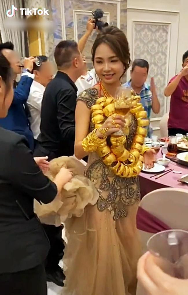 Cô dâu 'gánh nặng' ngày cưới, đeo vàng 'trĩu cổ' nhưng nhìn qua chú rể, dân mạng không khỏi bất ngờ Ảnh 5