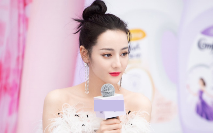 Không photoshop, Địch Lệ Nhiệt Ba xinh đẹp hay 'xấu' như Tống Thiến, da có mụn như Tống Uy Long? Ảnh 2