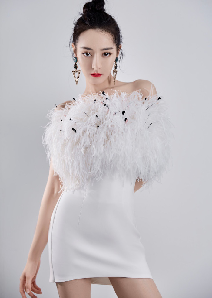 Không photoshop, Địch Lệ Nhiệt Ba xinh đẹp hay 'xấu' như Tống Thiến, da có mụn như Tống Uy Long? Ảnh 6