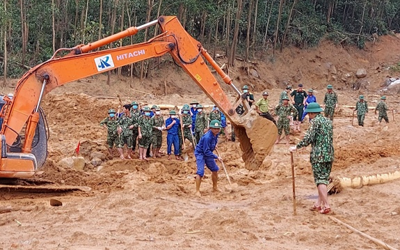 Mưa lũ gây bất lợi trong việc tìm kiếm các công nhân mất tích ở Rào Trăng 3 Ảnh 2