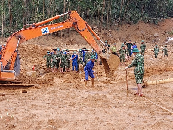 Mưa lũ gây bất lợi trong việc tìm kiếm các công nhân mất tích ở Rào Trăng 3 Ảnh 2