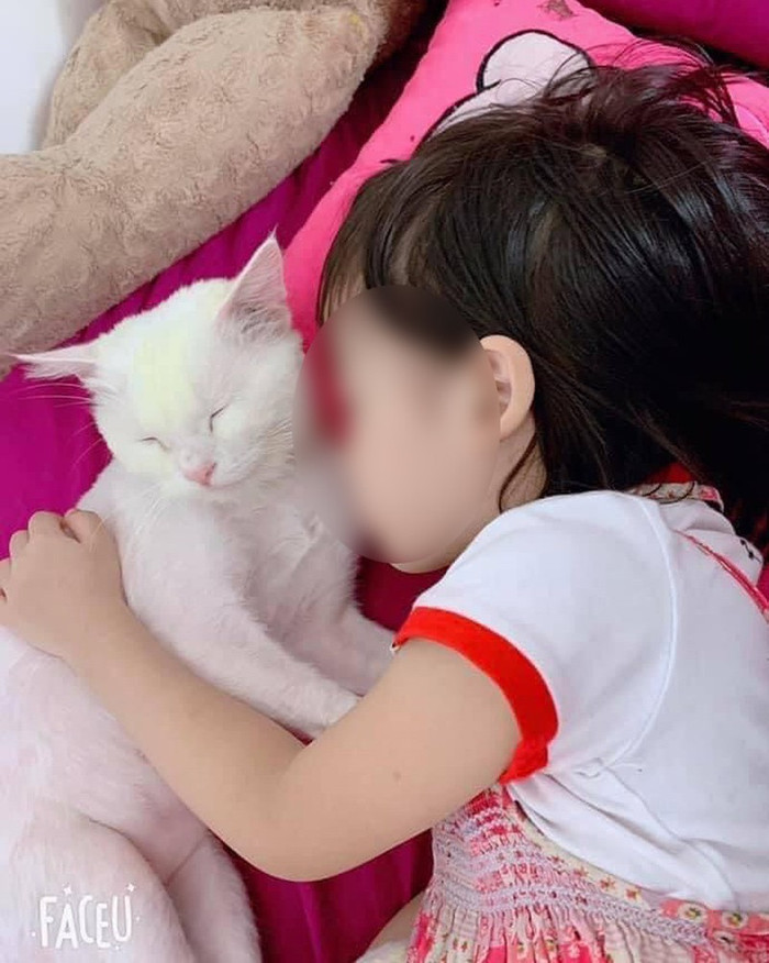 Chị N. thắt ruột kể lại: 'Chỉ có 3 phút không để mắt tới cháu mà hậu quả để lại là đứa trẻ 5 tuổi hồn nhiên, ngây thơ trong sáng ấy đã ra đi mãi mãi'. (Ảnh: N.N)