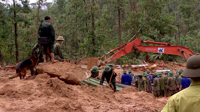 Lực lượng cứu hộ, cứu nạn tìm kiếm các nạn nhân tại Trạm bảo vệ rừng tiểu khu 67. Ảnh: Công an nhân dân