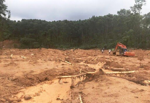 Trạm bảo vệ rừng tiểu khu 67 sau khi bị sạt lở. Ảnh: Báo Giao thông