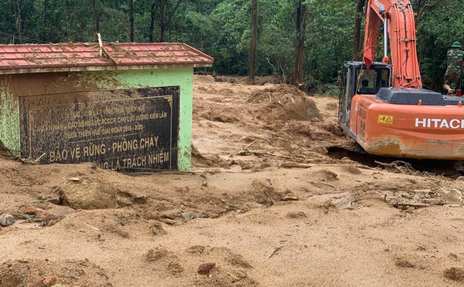 13 người trong đoàn công tác nghỉ dừng chân trong đêm tại Trạm bảo vệ rừng 67 bị chôn vùi sau vụ sạt lở. Ảnh: Công an nhân dân