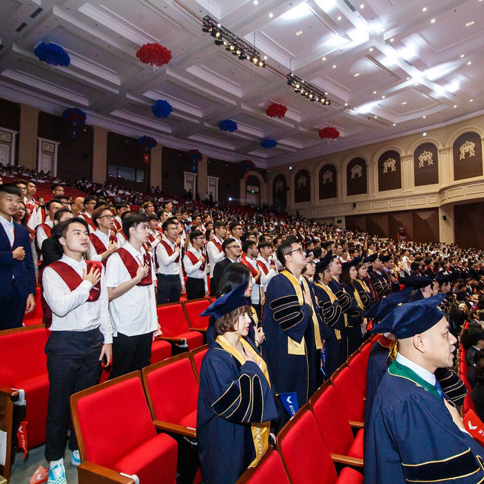 Cán bộ giảng viên và sinh viên nhà trường trong buổi lễ khai giảng sáng ngày 17/10