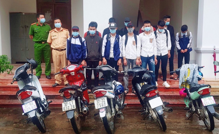 Nhóm học sinh tại cơ quan công an