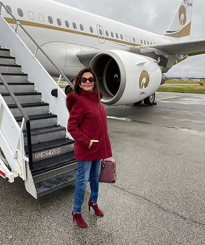 Bà Nita bên chiếc máy bay Airbus được chồng tặng.