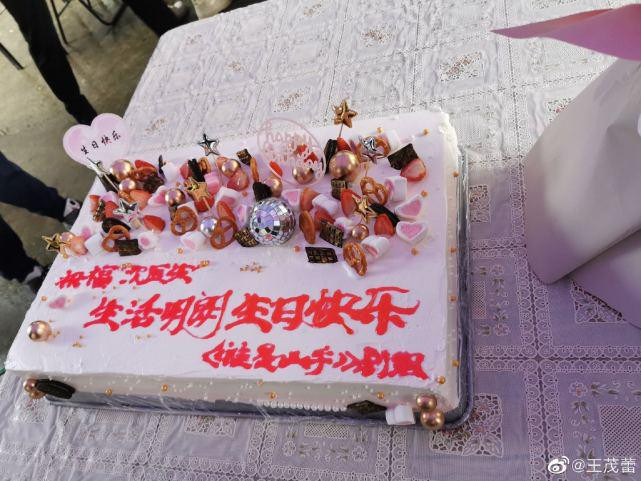 Triệu Lệ Dĩnh lộ làn da thật trong tiệc sinh nhật do đoàn phim tổ chức Ảnh 6