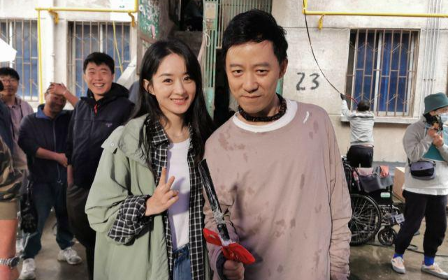 Triệu Lệ Dĩnh lộ làn da thật trong tiệc sinh nhật do đoàn phim tổ chức Ảnh 2