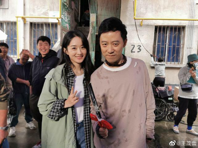 Triệu Lệ Dĩnh lộ làn da thật trong tiệc sinh nhật do đoàn phim tổ chức Ảnh 8