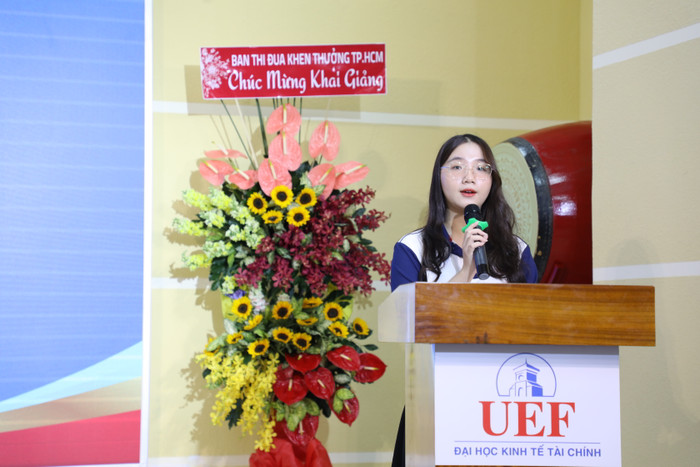 Đại diện tân sinh viên phát biểu trong buổi lễ khai giảng sáng ngày 17/10